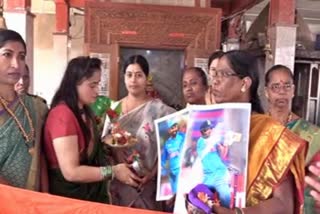 world-cup-2023-belagavi-womens-offer-prayers-in-temples-for-indias-victory