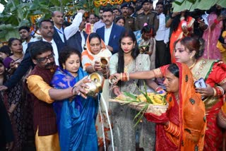 CM Hemant Soren along with wife Kalpana Soren offered Arghya to God Sun on Chhath Puja In Ranchi