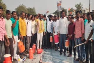 Farmers Poured Milk On Highway