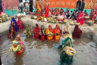 women gave Arghya to the Sun on Chhat Puja