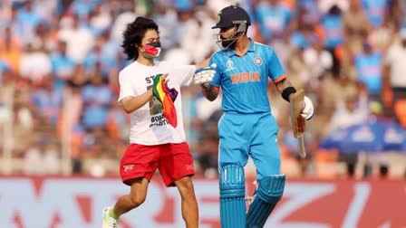 world-cup-2023-final-virat-kohli-fan-broke-the-security-cordon-and-hugged-him-on-the-field