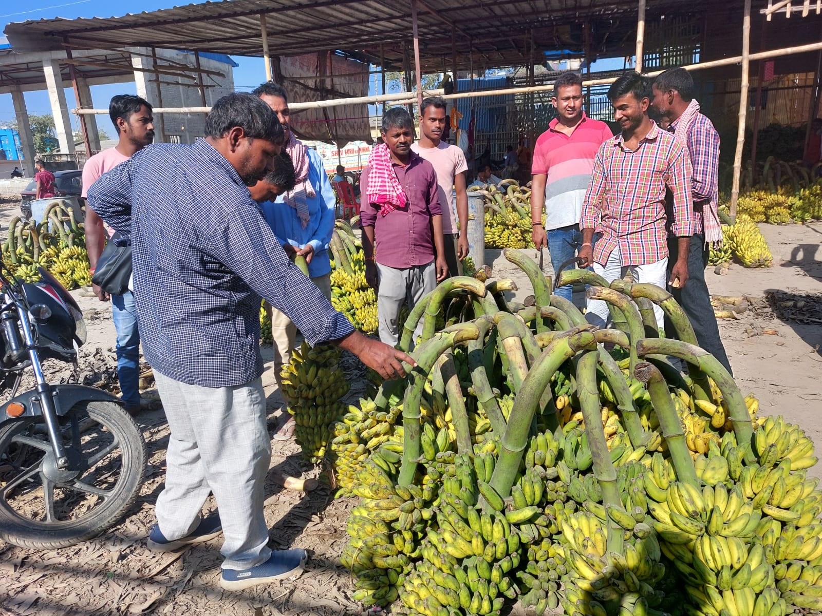 मार्केट में बिकता चिनिया केला