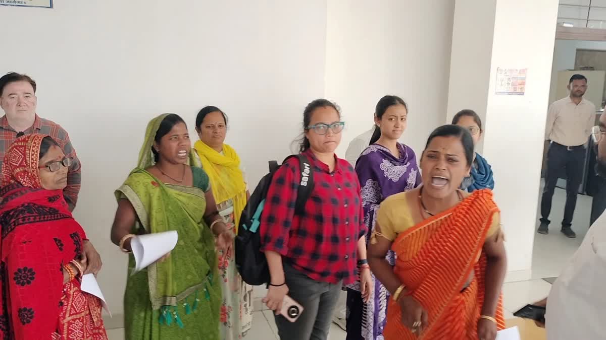 JANSUNWAI WOMEN UPROAR