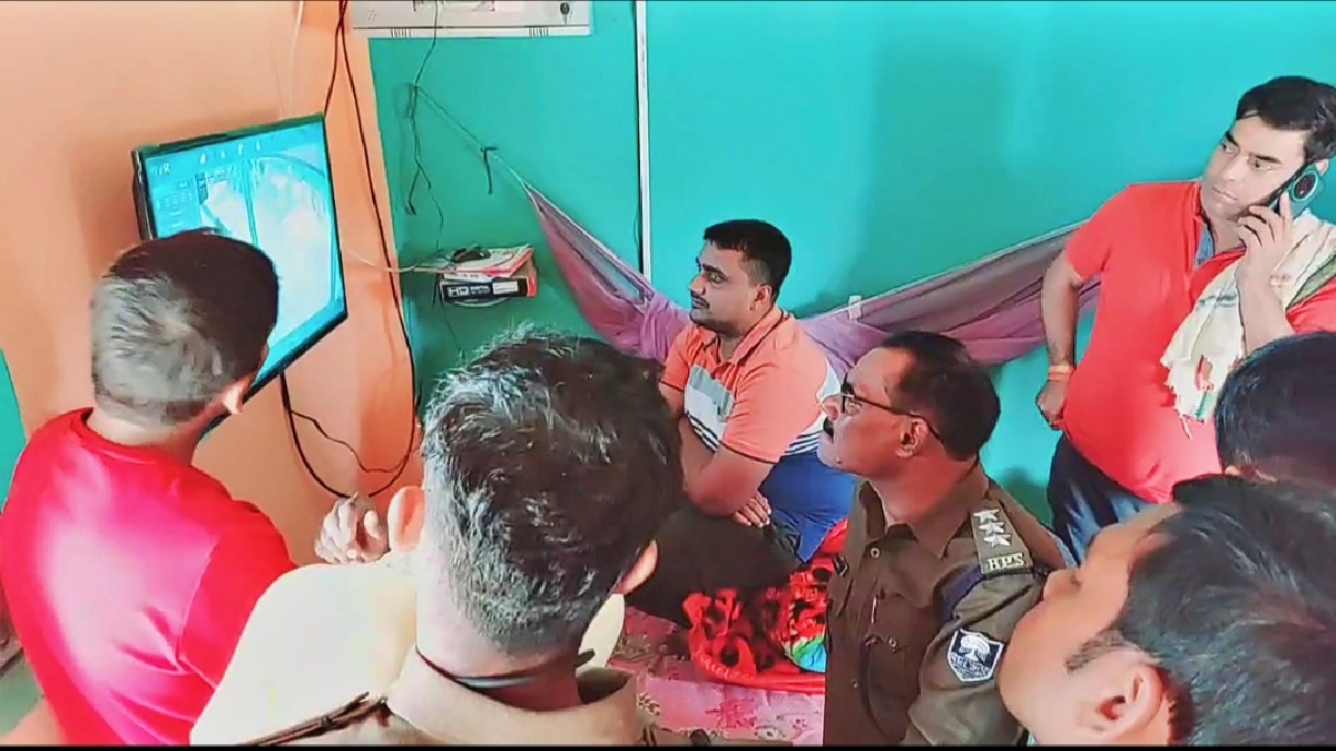 सीसीटीवी खंगालती पुलिस