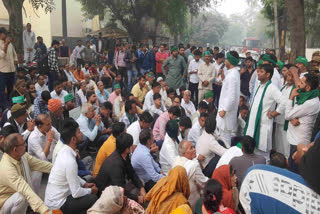 नोएडा में दर्जनों गांव के किसानो का धरना