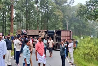 a-bus-carrying-karnataka-sabarimala-pilgrims-overturned-in-wayanads-thirunelli