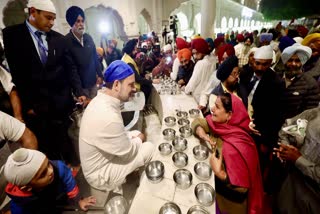 Rahul Gandhi offers 'jal sewa' at Golden Temple