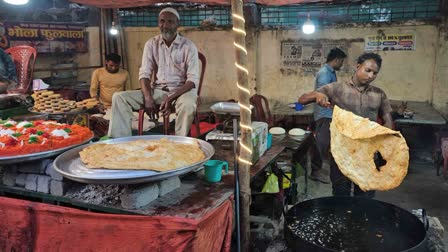 three-feet-paratha-is-made-in-hazrat-data-fair-of-hazaribag