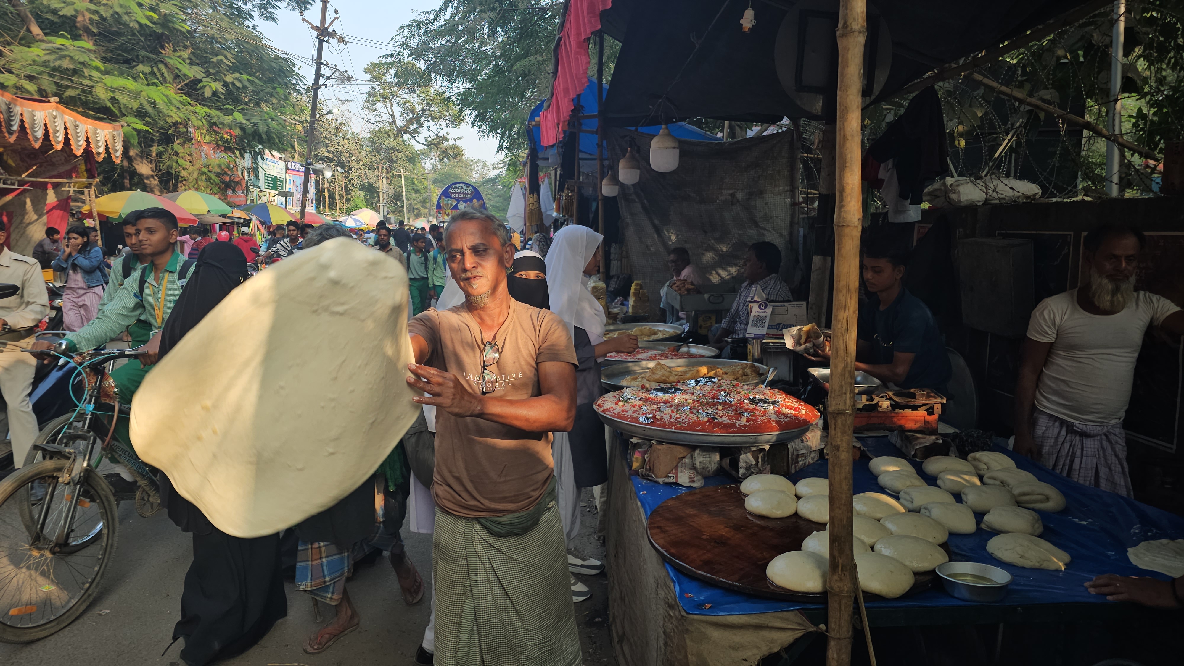 three feet paratha is made in Hazrat Data fair of Hazaribag