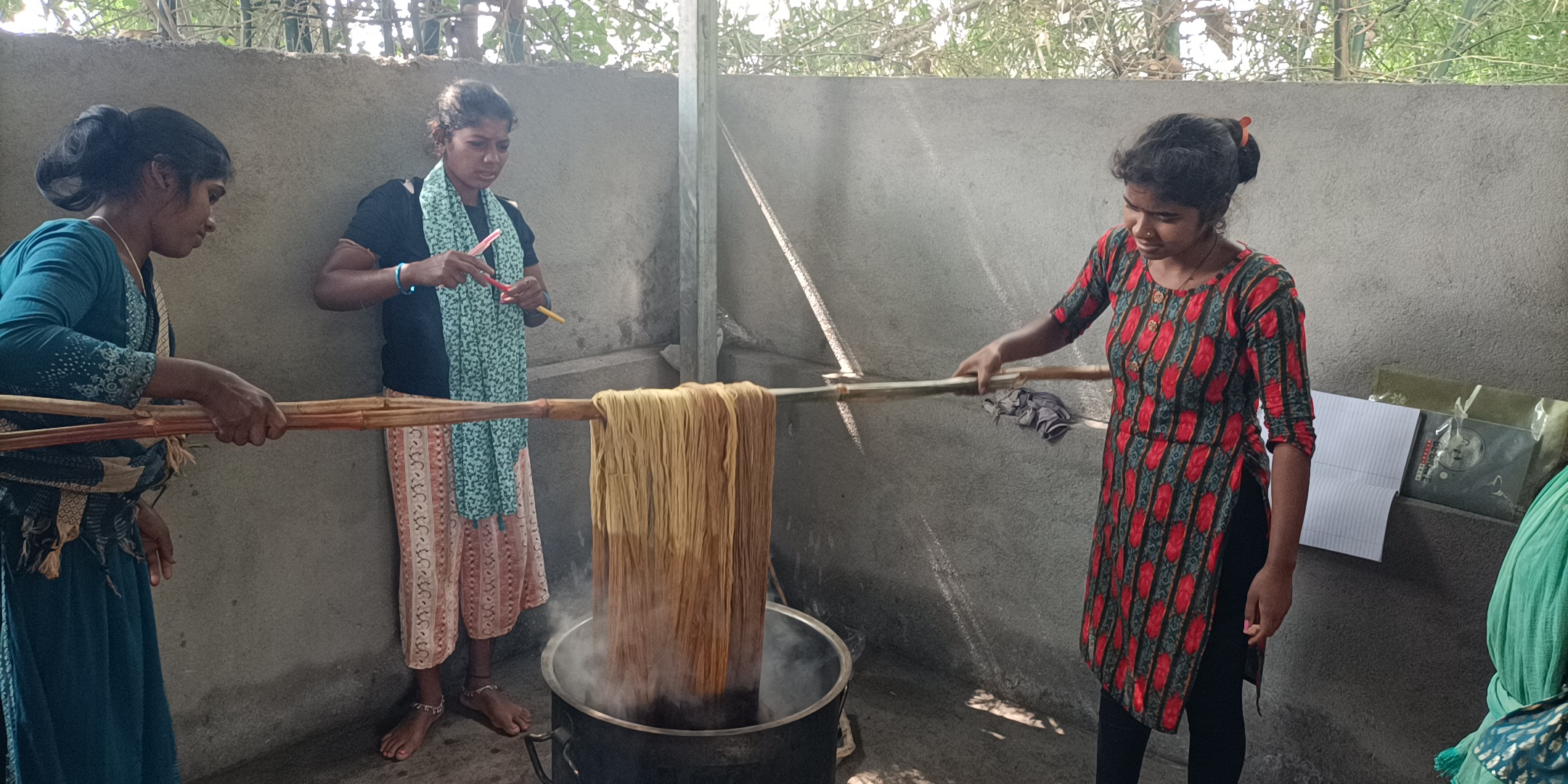 କୋରାପୁଟ ହେବ ପ୍ରାକୃତିକ ରଙ୍ଗରେ ଭରା ହସ୍ତତନ୍ତ ବସ୍ତ୍ରର କେନ୍ଦ୍ରବିନ୍ଦୁ