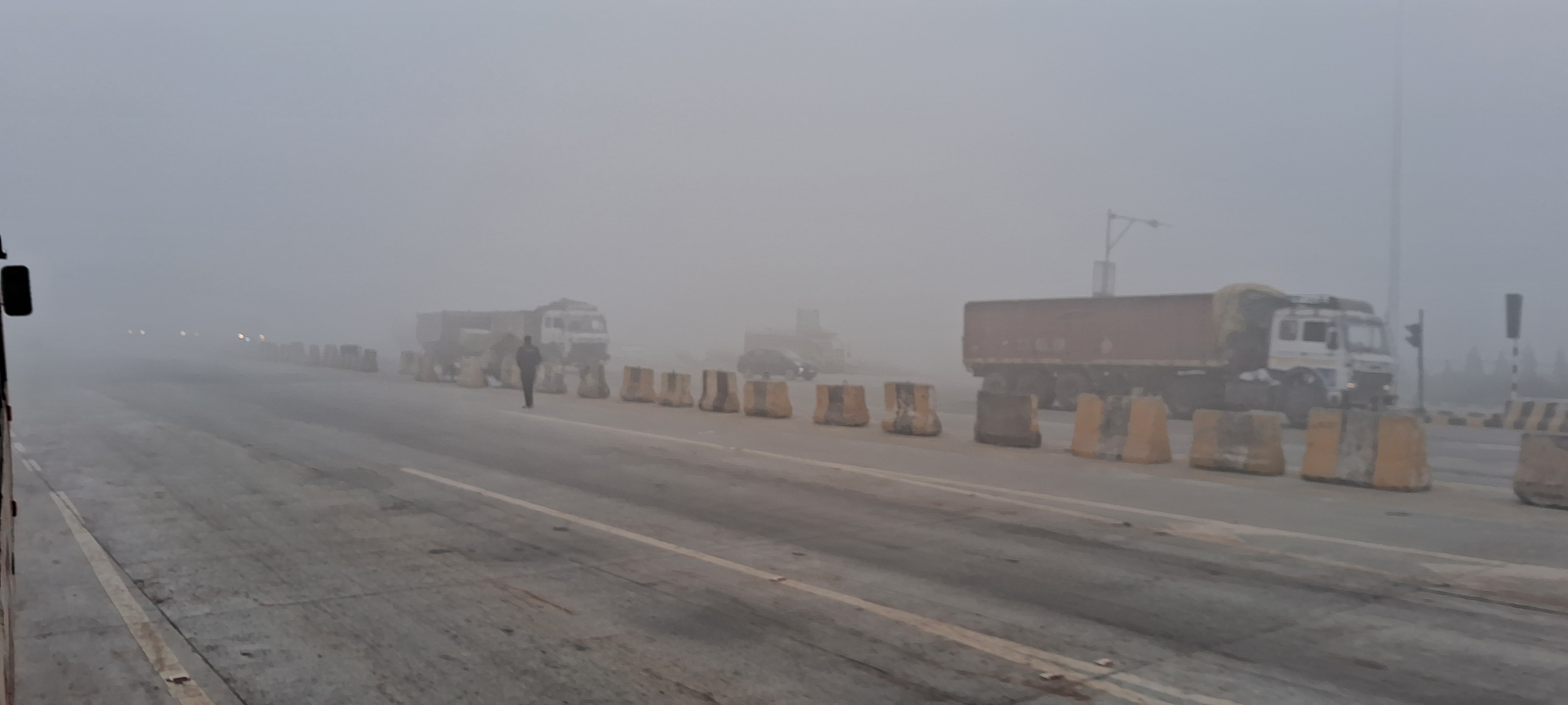 meerut school closed due air pollution.