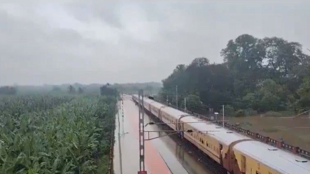 മഴയിൽ വഴിയിൽ കുടുങ്ങി തിരുച്ചെന്തൂർ എക്‌സ്പ്രസ്  തിരുച്ചെന്തൂർ എക്‌സ്പ്രസ്  Thiruchendur Express  തമിഴ് നാട്ടിൽ കനത്ത മഴ  തമിഴ് നാട്ടിൽ കനത്ത മഴ ട്രെയിനുകൾ റദ്ദാക്കി  tamil nadu rain news  Train stuck in Tamil Nadu due to rain  മഴയെ തുടർന്ന് തമിഴ്‌നാട്ടിൽ ട്രെയിൻ കുടുങ്ങി  തിരുച്ചെന്തൂർ എക്‌സ്പ്രസ് ട്രെയിൻ കുടുങ്ങി  Heavy rains in Tamil Nadu trains cancelled  Thiruchendur Express Stuck midway heavy rain  തൂത്തുക്കുടി കനത്ത മഴ