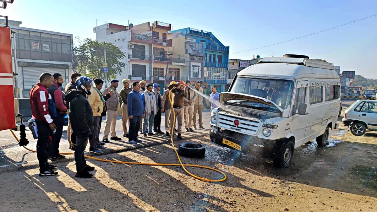 Una Fire Breaks in School Children Tempo Traveller