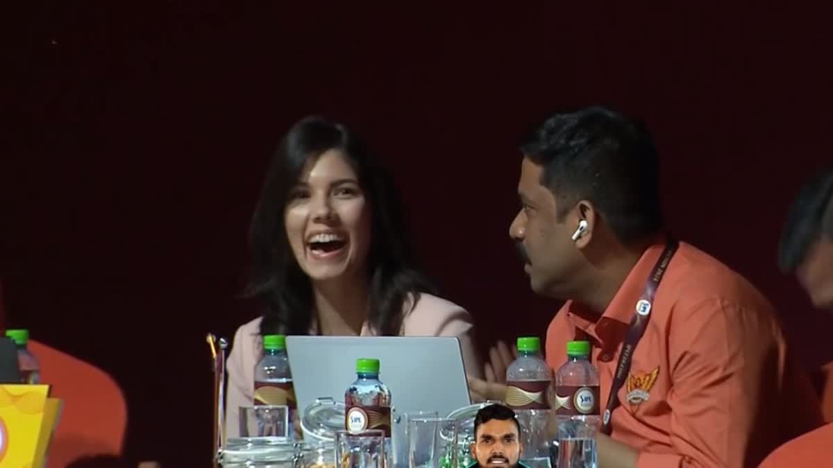 Kavya Maran Viral Reaction  IPL 2024 Auction Kavya Maran Viral Reaction  Wanindu Hasaranga  Wanindu Hasaranga in Sunrisers Hyderabad  IPL 2024 Auction  ഇന്ത്യന്‍ പ്രീമിയര്‍ ലീഗ് 2024  ഐപിഎല്‍ ലേലം 2024  കാവ്യ മാരന്‍  കാവ്യ മാരന്‍ വൈറല്‍ വീഡിയോ  സണ്‍റൈസേഴ്‌സ് ഹൈദരാബാദ്  വാനിന്ദു ഹസരങ്ക സണ്‍റൈസേഴ്‌സ് ഹൈദരാബാദ്