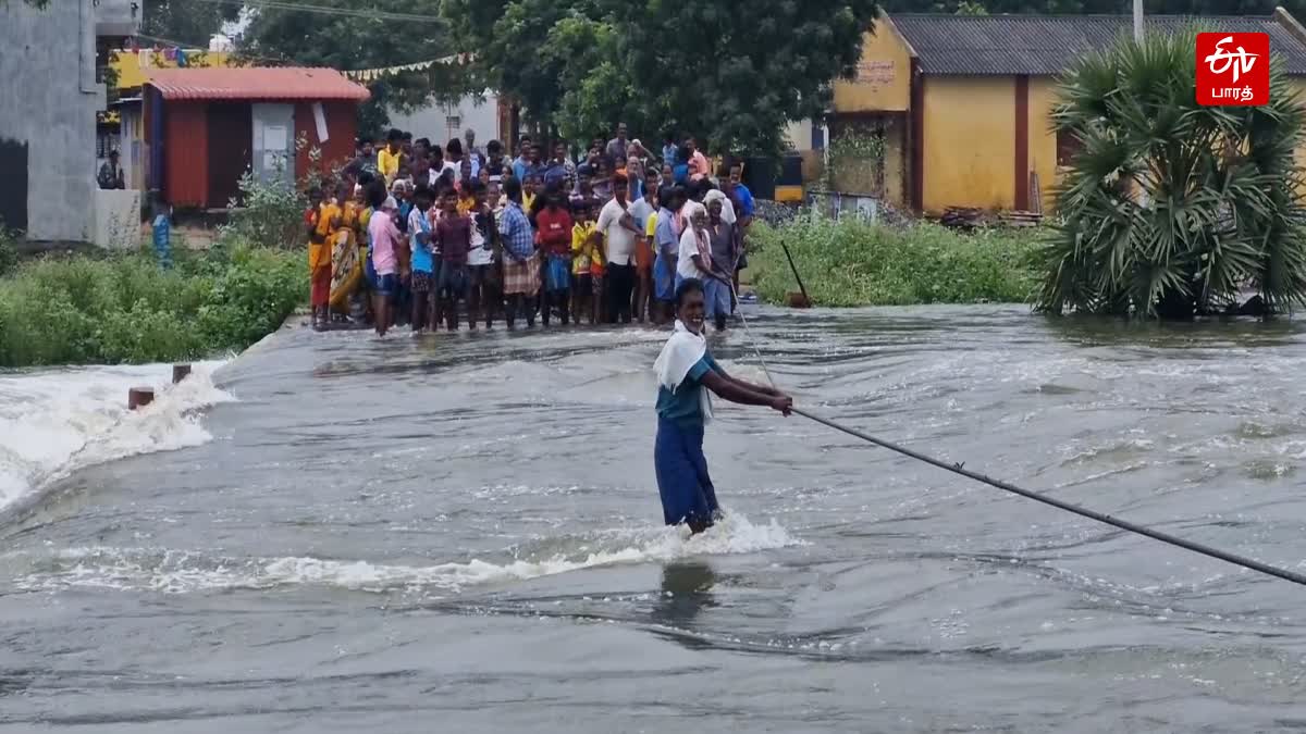 ஆபத்தான முறையில் கயிற்றை கட்டி கடக்கும் காரிசாத்தான் ஊர்மக்கள்