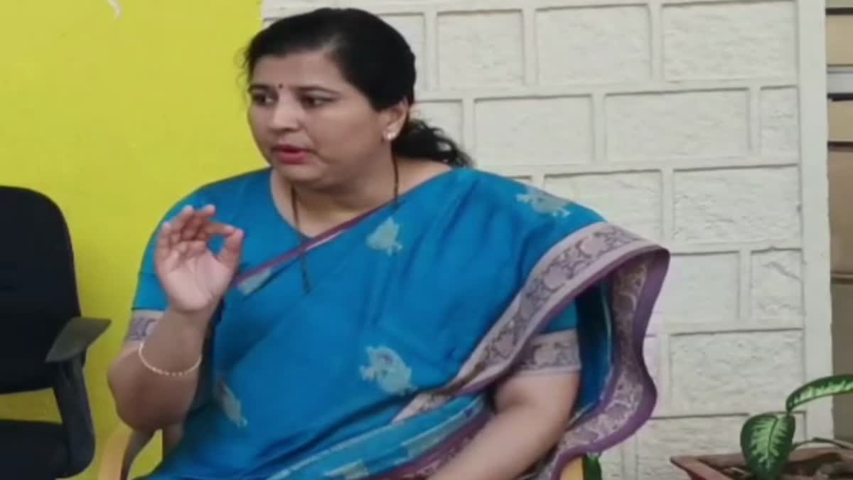Former MLA Anjali Nimbalkar spoke at the press conference.
