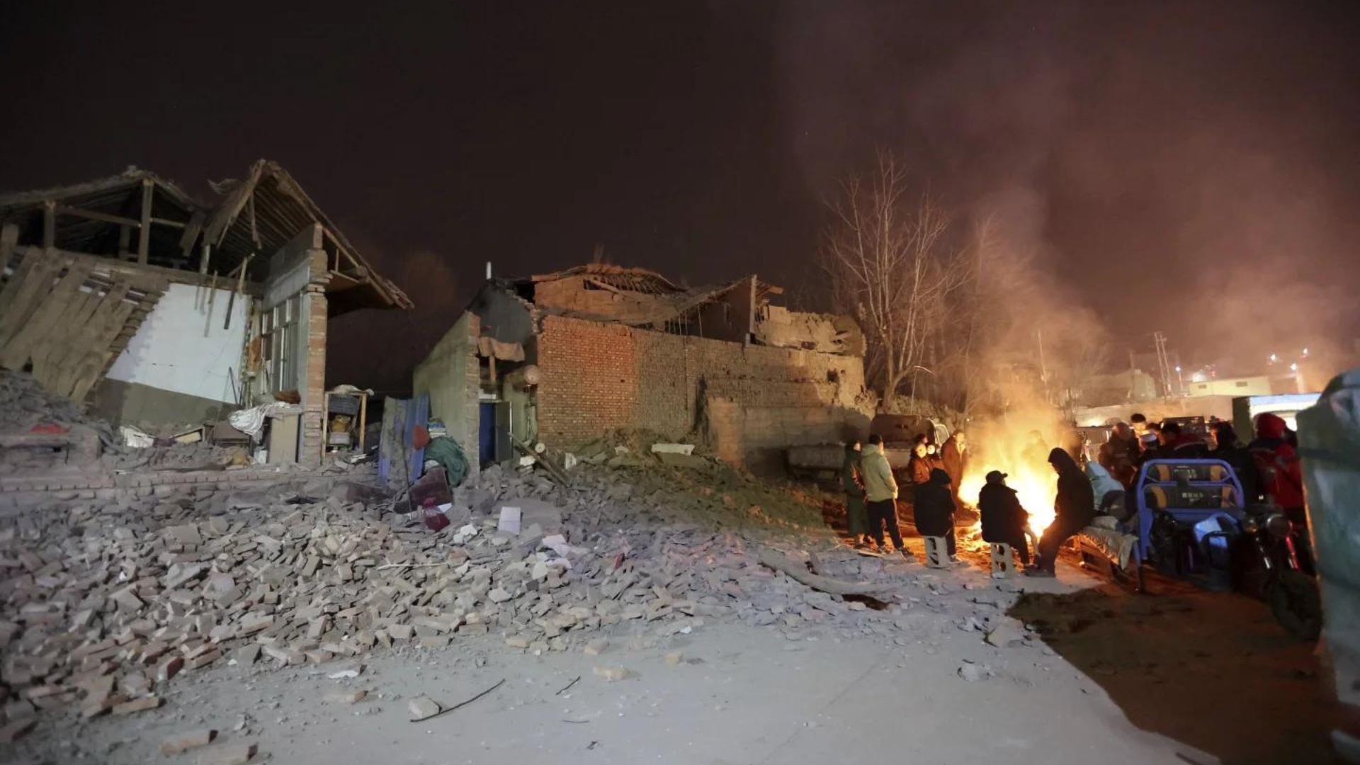 Midnight earthquake kills 111 in China  earthquake struck  earthquake damaged houses  ಚೀನಾದಲ್ಲಿ ಪ್ರಬಲ ಭೂಕಂಪ  ನೆಲಕ್ಕುರುಳಿದ ಕಟ್ಟಡಗಳು  116 ಜನ ಸಾವು  ನೂರಾರು ಮಂದಿಗೆ ಗಾಯ  ಚೀನಾದಲ್ಲಿ ಪ್ರಬಲ ಭೂಕಂಪ  ಸೋಮವಾರ ರಾತ್ರಿ ಸಂಭವಿಸಿದ ಭೂಕಂಪ  ಚೀನಾದ ಗನ್ಸು ಪ್ರಾಂತ್ಯದಲ್ಲಿ ಪ್ರಬಲ ಭೂಕಂಪ  ಭೂಕಂಪದ ತೀವ್ರತೆ  ರಿಕ್ಟರ್ ಮಾಪಕ