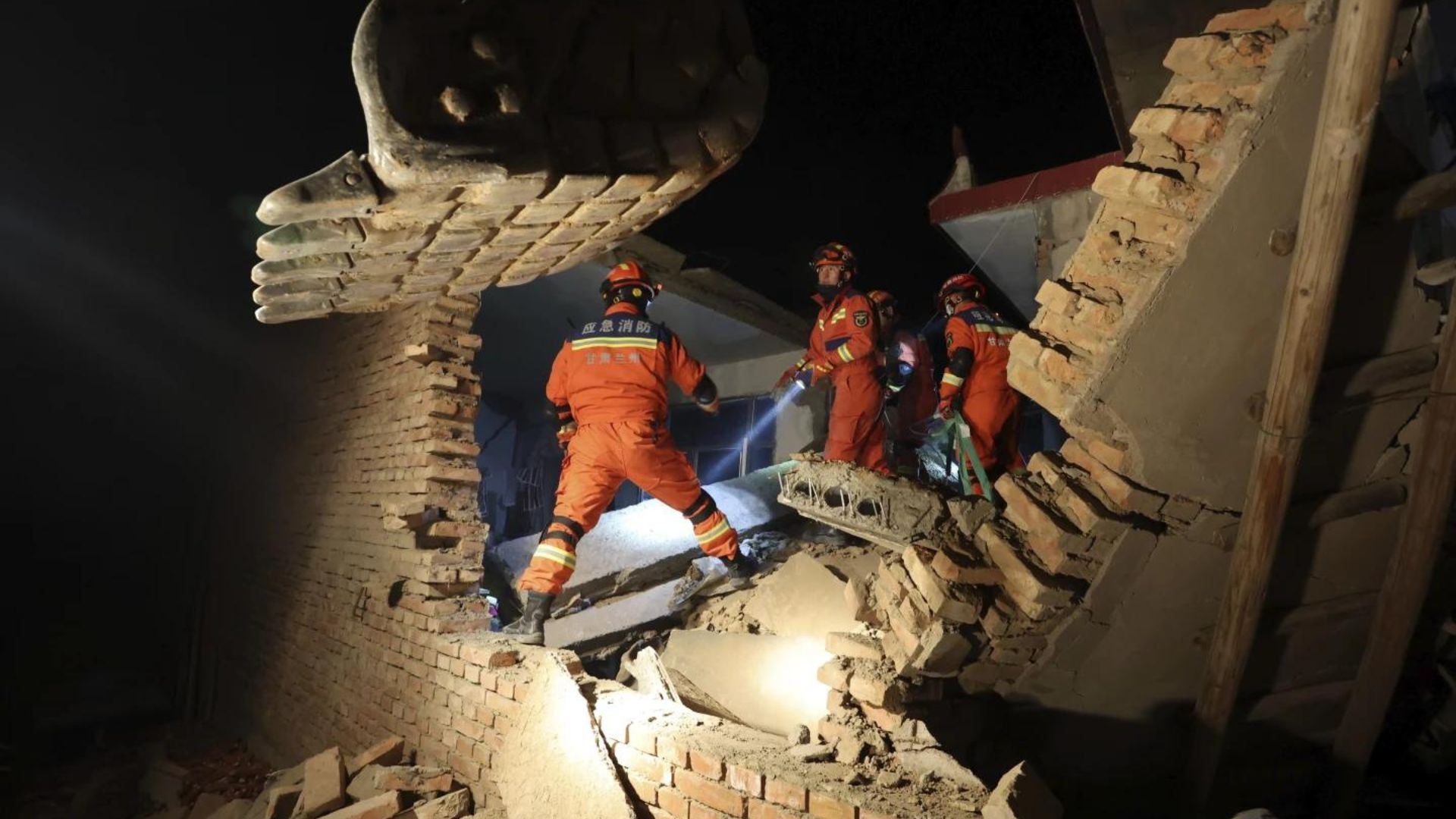 Midnight earthquake kills 111 in China  earthquake struck  earthquake damaged houses  ಚೀನಾದಲ್ಲಿ ಪ್ರಬಲ ಭೂಕಂಪ  ನೆಲಕ್ಕುರುಳಿದ ಕಟ್ಟಡಗಳು  116 ಜನ ಸಾವು  ನೂರಾರು ಮಂದಿಗೆ ಗಾಯ  ಚೀನಾದಲ್ಲಿ ಪ್ರಬಲ ಭೂಕಂಪ  ಸೋಮವಾರ ರಾತ್ರಿ ಸಂಭವಿಸಿದ ಭೂಕಂಪ  ಚೀನಾದ ಗನ್ಸು ಪ್ರಾಂತ್ಯದಲ್ಲಿ ಪ್ರಬಲ ಭೂಕಂಪ  ಭೂಕಂಪದ ತೀವ್ರತೆ  ರಿಕ್ಟರ್ ಮಾಪಕ