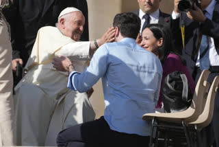 Pope Francis has formally approved allowing priests to bless same-sex couples,സ്വവര്‍ഗദമ്പതികളെ അനുഗ്രഹിക്കാമെന്ന് വൈദികര്‍ക്ക് അനുമതി നല്‍കി മാര്‍പാപ്പ