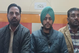 In Bathinda, an employee of the forest department accused AAP chairman and women wing president of corruption.