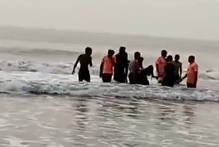 police_rescued_three_students_drowning_in_the_sea