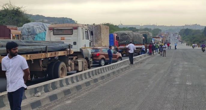 Krishnagiri Bangalore Highway blocked by youths for bull race