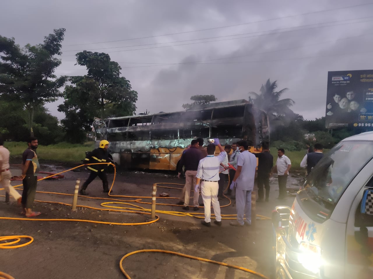 महाराष्ट्र के नासिक में बस हादसे के बाद लगी आग