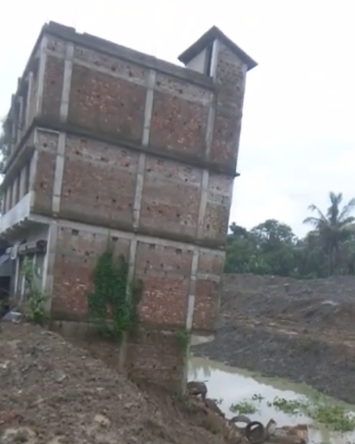 house collapsed in Daspur