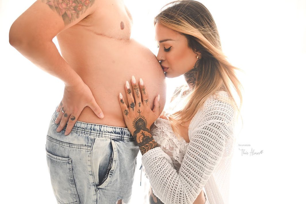 A Pregnant Trans-Man Stars In Calvin Klein's Mother's Day Social Media  Campaign — KOLOR MAGAZINE