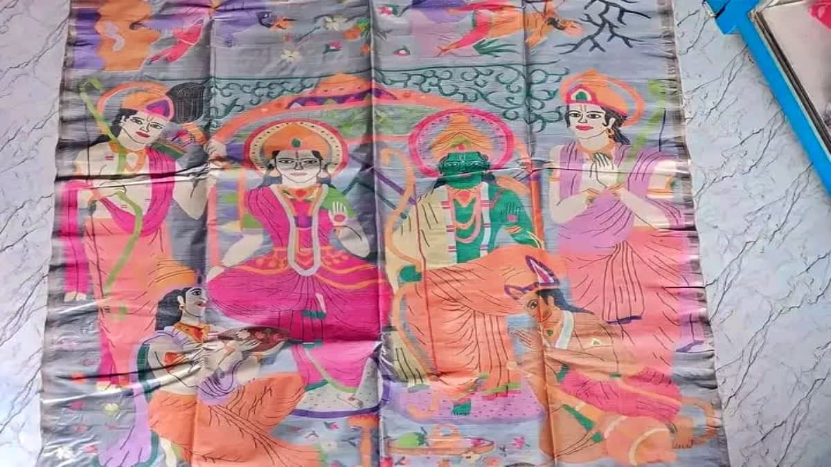 man weaves saree depicting Ramayana on it