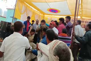 Chhindwara Woman throws shoe