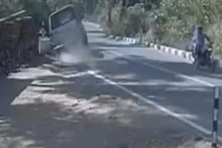 CCTV video of an accident on the Satara-Kas road