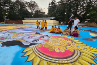 Gujarat artists create Rangoli featuring Lord Ram (Source: ETV Bharat)