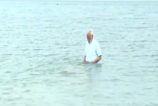 pm-modi-bathed-in-agni-theertham-ocean-and-22-holy-theertham-at-rameswaram