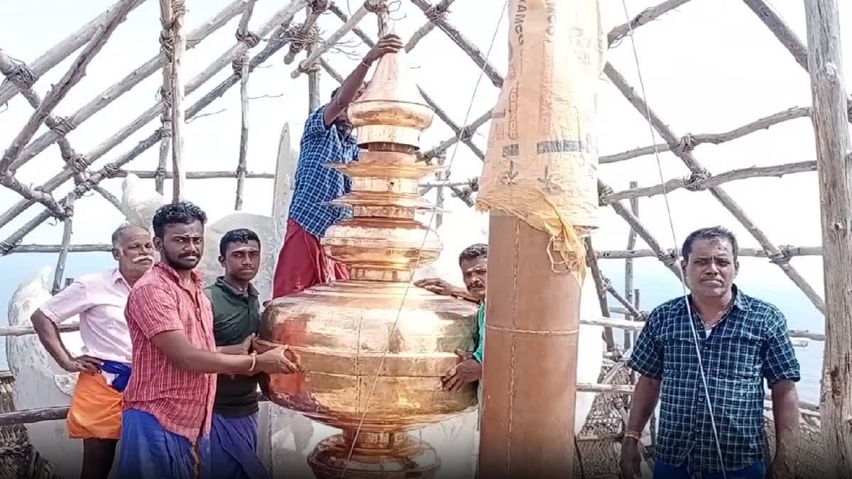 திருச்செந்தூர் கோயிலில் புதுப்பிக்கப்பட்ட கலசங்கள் பொருத்தம்