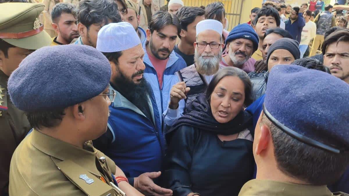 Police talk to the protestors