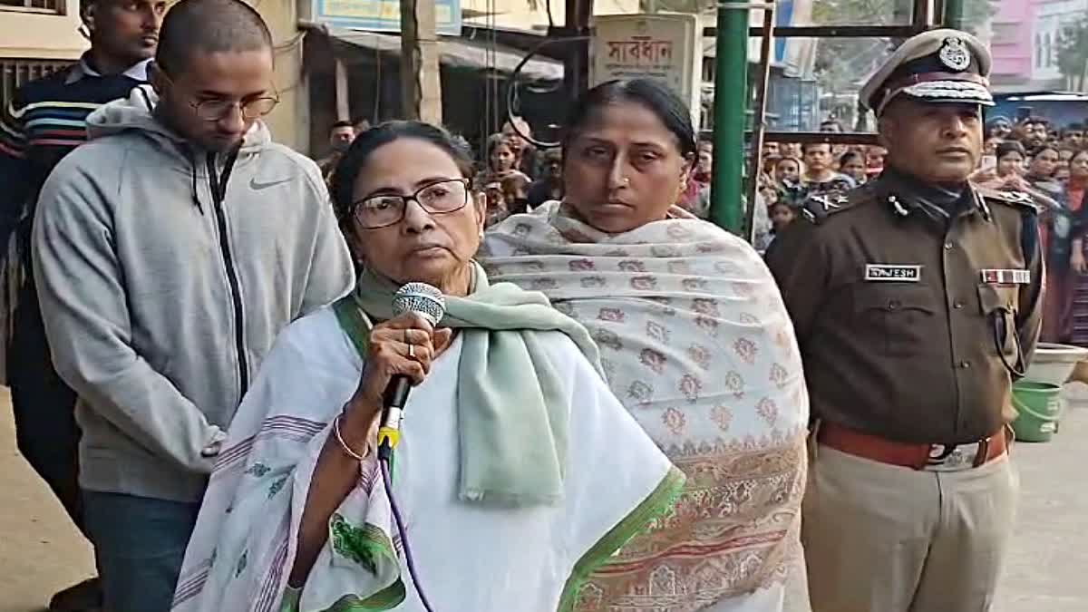 Mamata Banerjee at Dulal Sarkar Home in Malda