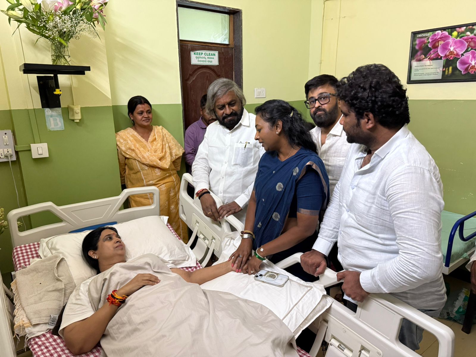 cm-siddaramaiah-inquires-about-minister-lakshmi-hebbalkar-health