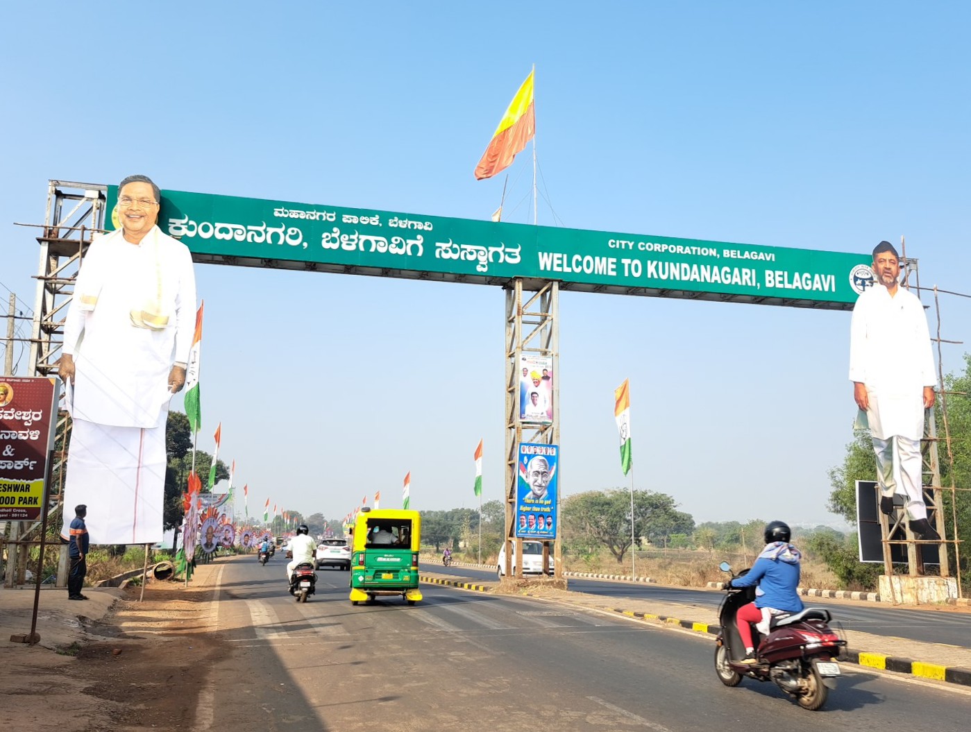 ಸಿಎಂ, ಡಿಸಿಎಂ ಬೃಹದಾಕಾರದ ಕಟೌಟ್​ಗಳು