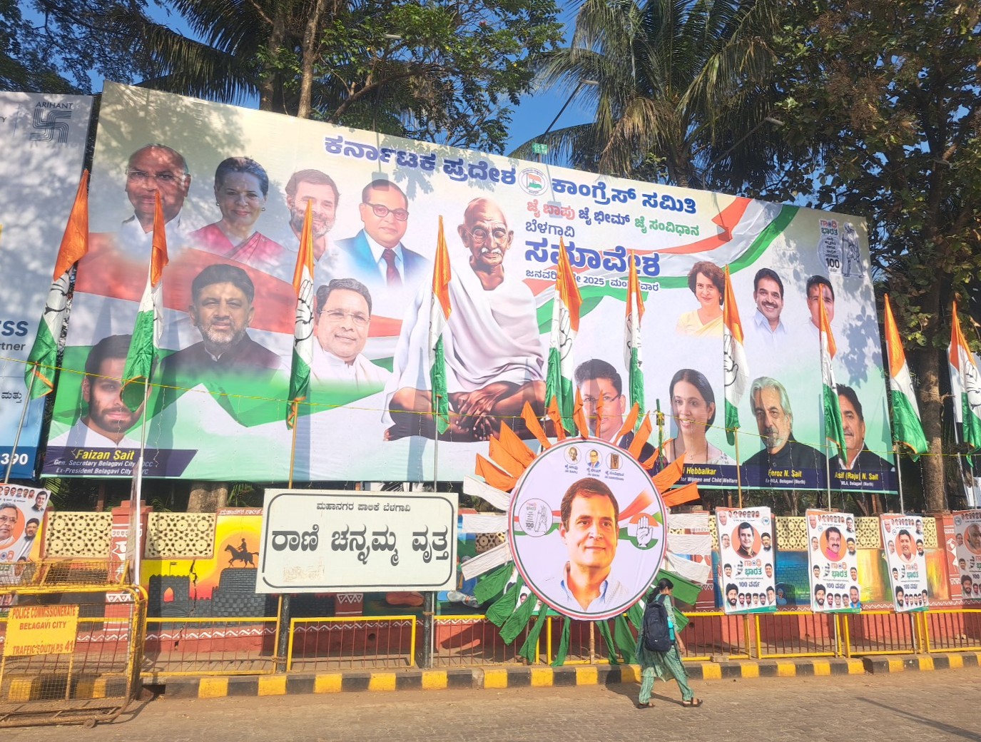 ರಾರಾಜಿಸುತ್ತಿರುವ ಬ್ಯಾನರ್​ಗಳು