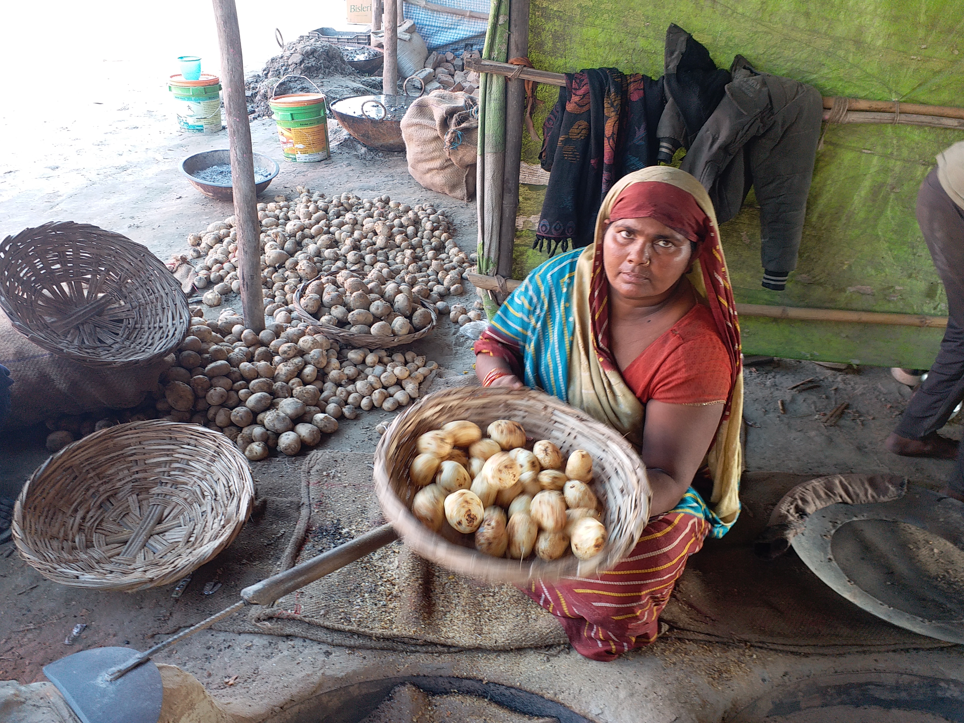 up farrukhabad mini mahakumbh 2025 mela ramnagariya roasted potatoes traded.