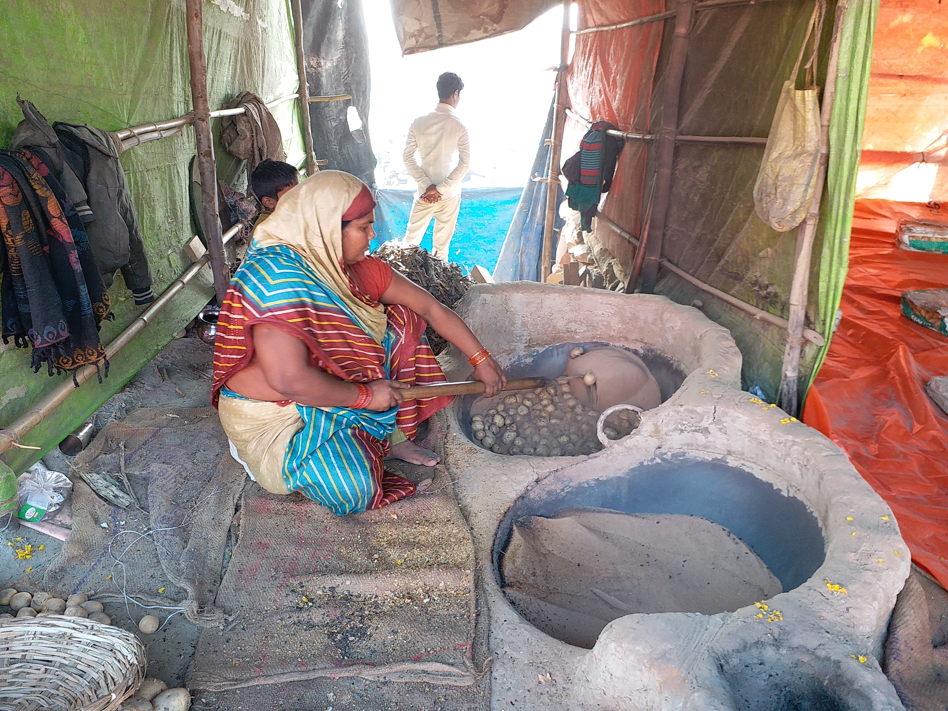 up farrukhabad mini mahakumbh 2025 mela ramnagariya roasted potatoes traded.