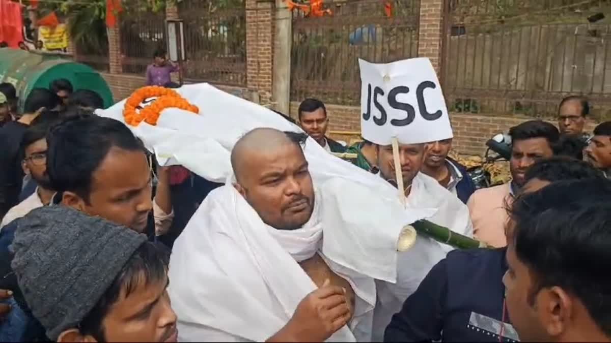 students take out JSSC funeral procession in Ranchi