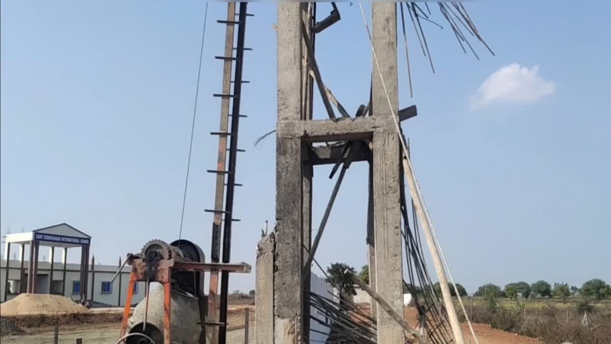 Vidisha school gate fell 2 died