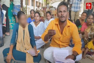 wrong treatment in govt hospital woman protest in erode collector office