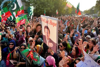 Amid widespread allegations of rigging in the Pakistan national elections held on February 8, jailed former Prime Minister Imran Khan’s Pakistan Tehreek-e-Insaaf (PTI) and other parties are now demanding the resignation of the country’s Chief Election Commissioner Sikandar Sultan Raja.