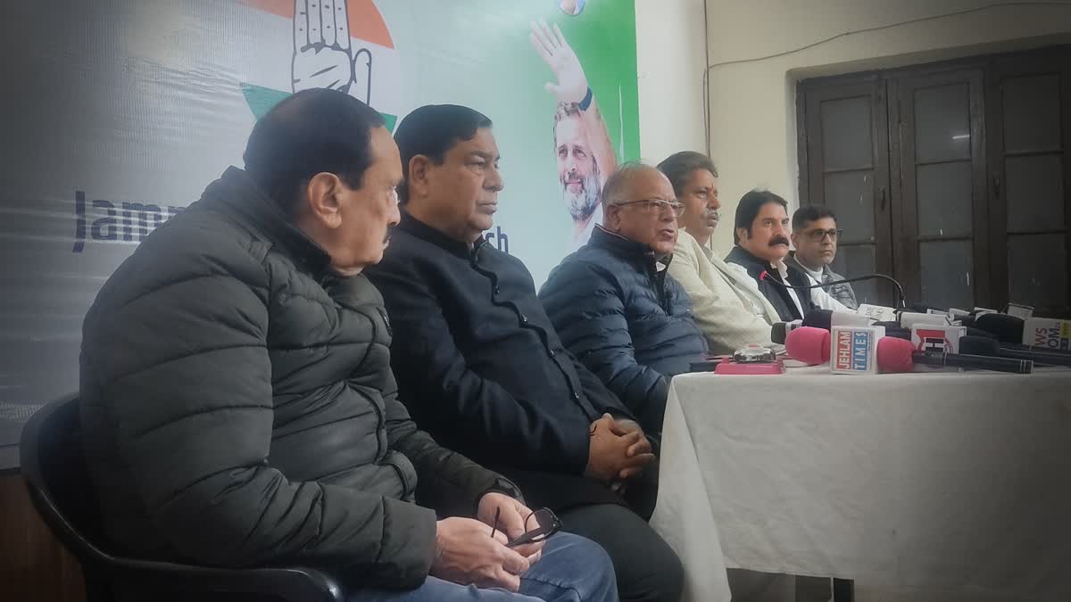 JKPCC President Tariq Karra (3rd from left) chairs meeting of party workers in Jammu