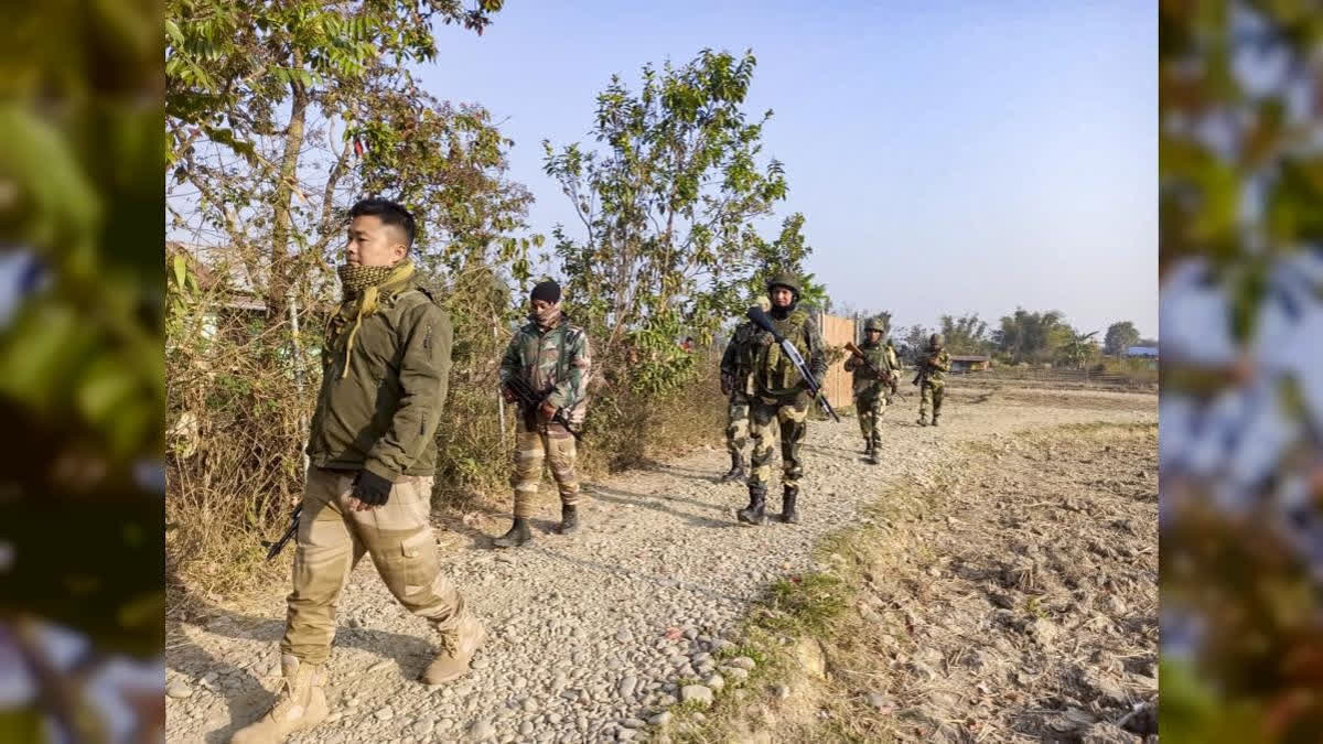 मणिपूरच्या डोंगराळ आणि खोऱ्यातील जिल्ह्यांच्या सीमावर्ती आणि संवेदनशील भागात शोध मोहिमेदरम्यान सुरक्षा कर्मचारी.