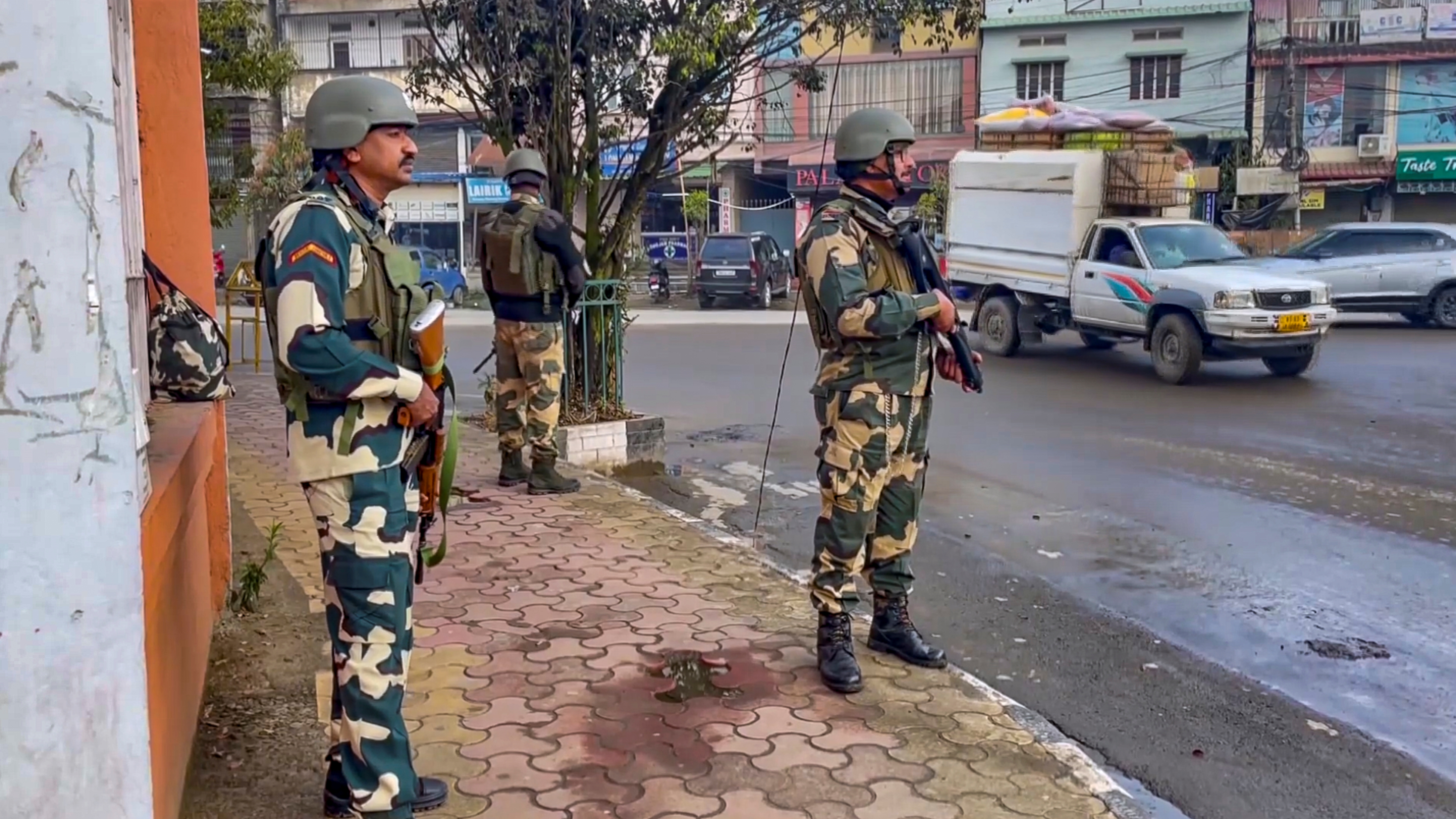 इम्फाळमधील एका वर्दळीच्या चौकात सुरक्षा कर्मचारी