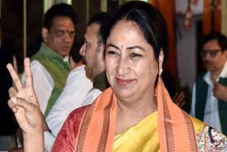 BJP MLA-elect Rekha Gupta shows a victory sign as she arrives at the party office to attend BJP legislative party meeting, in New Delhi on Wednesday.